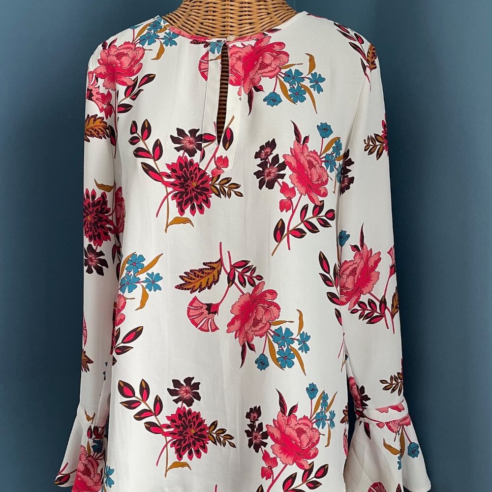 LOFT Floral Top with Keyhole neck & Flounce Sleeve. Size Small, 100% Polyester